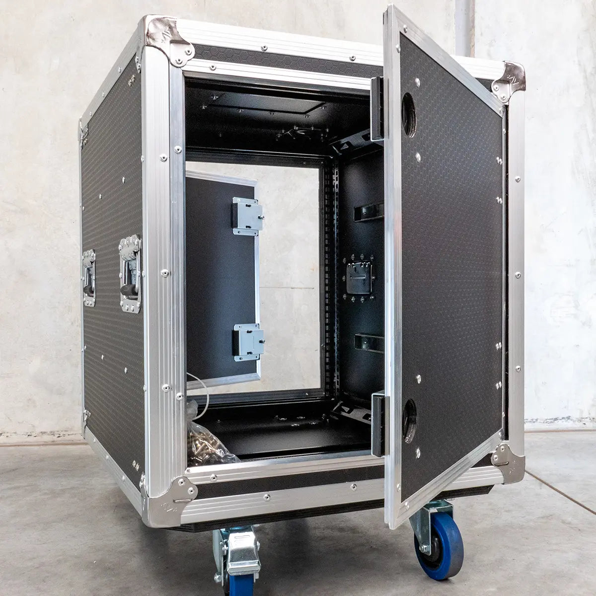 12RU Slam Case on Wheels