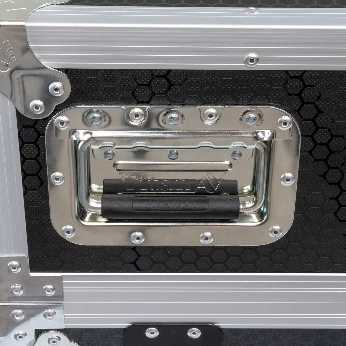 Handle on Behringer Wing Case